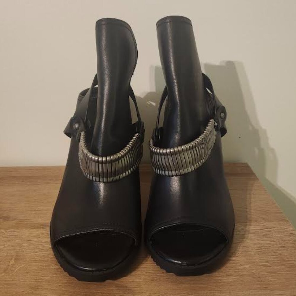 Never worn DKNY Women's Open Toe Metal Strap Detail Heeled Bootie Sandal